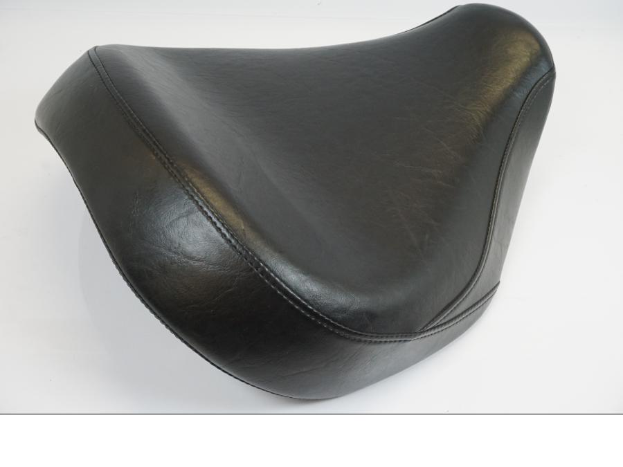 Höger sida på Sadel från en Yamaha XV 1900 -2015 motorcykel.