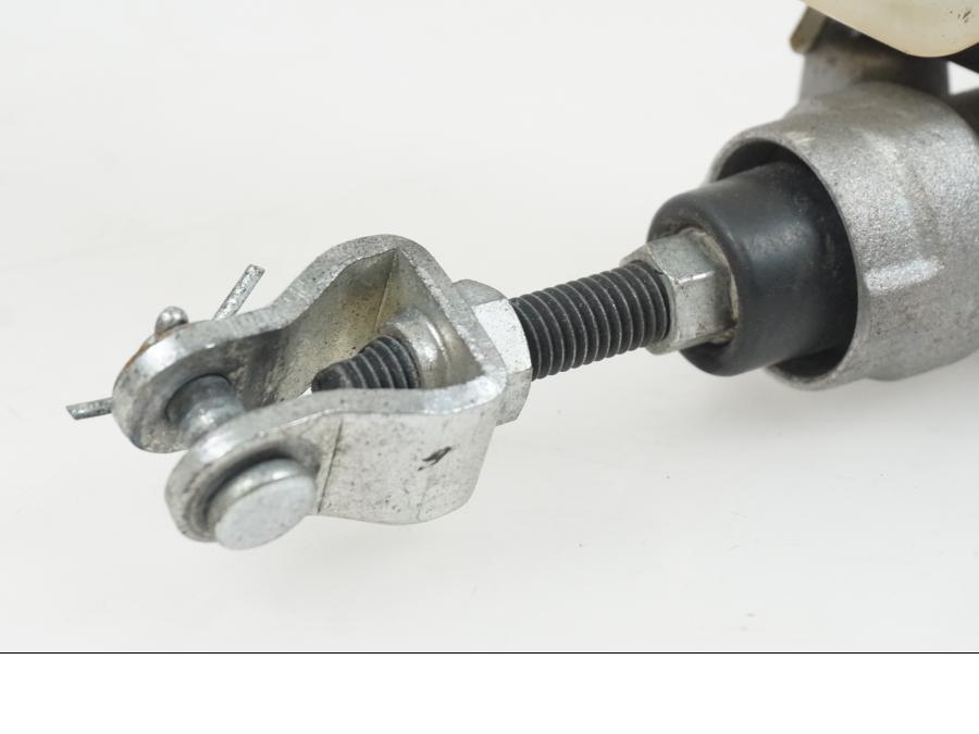 Baksidan på Bromshuvudcylinder från en Suzuki GSX-R 750 -2009 motorcykel.