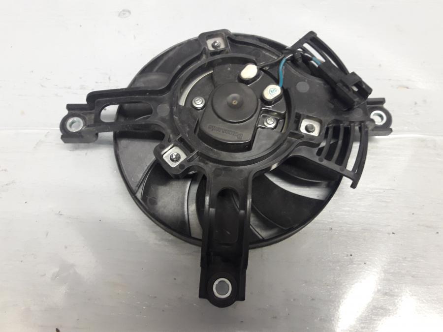 Framsidan på Vattenkylfläkt från en Suzuki DL 1000 -2018 motorcykel.