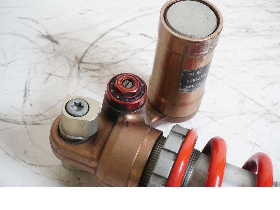 Baksidan på Stötdämpare från en BMW S 1000 RR -2010 motorcykel.