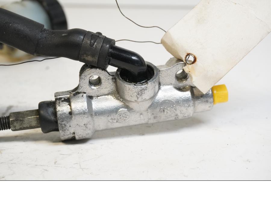 Baksidan på Bromshuvudcylinder från en Yamaha XVS 1100 -2006 motorcykel.