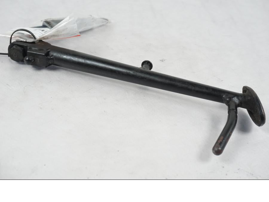 Snett nerifrån på Sidostöd från en Kawasaki ER-6N ABS -2010 motorcykel.