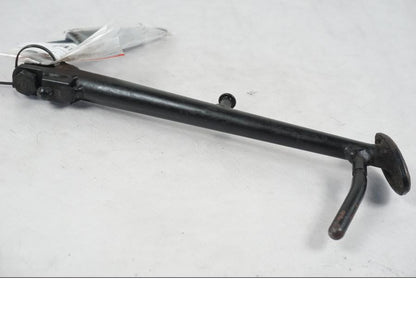 Snett nerifrån på Sidostöd från en Kawasaki ER-6N ABS -2010 motorcykel.