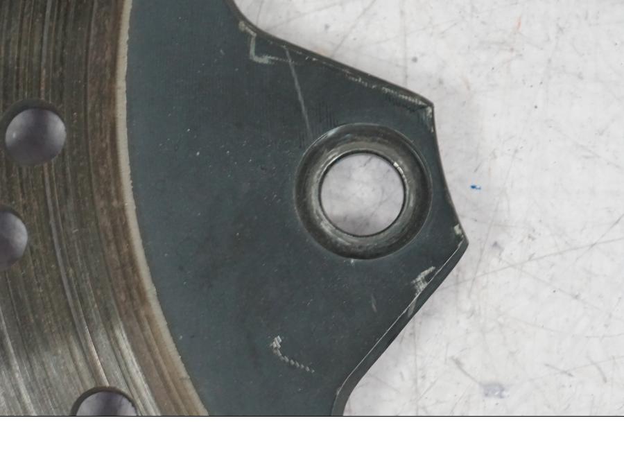 Snett uppifrån på Bromsskiva från en Suzuki GSX 1300 RX -1999 motorcykel.