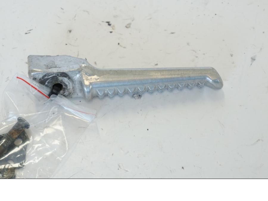 Vänster sida på Fotpinne från en Honda CBR 900 RR -2001 motorcykel.