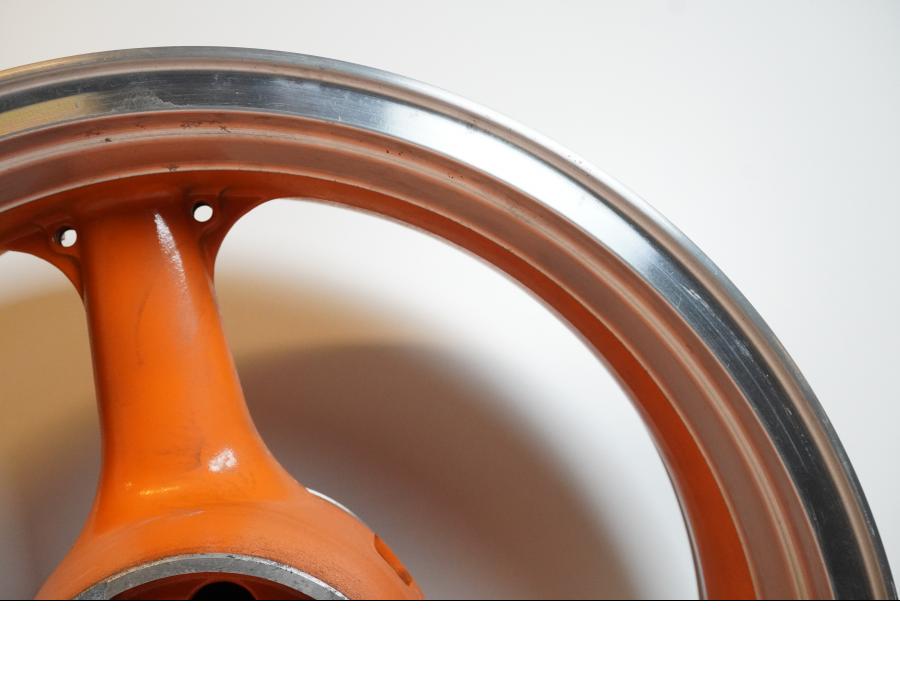 Extrabild3 på Fälg från en Kawasaki Z 1000 -2003 motorcykel.