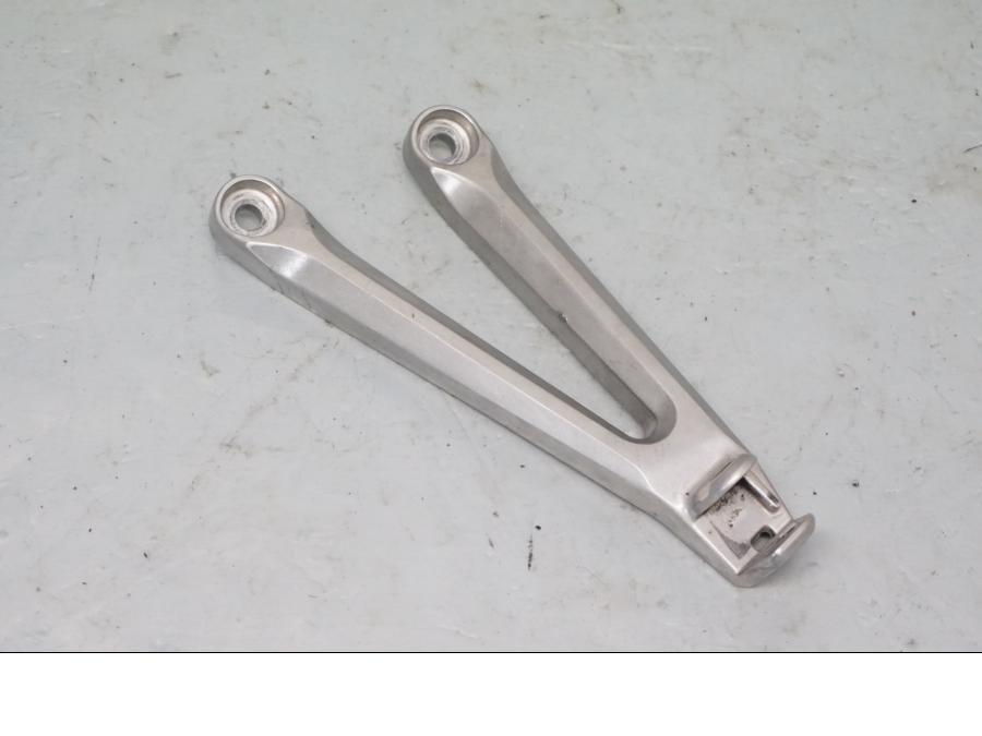 Framsidan på Fotpinnefäste från en Honda CBR 1000 RR -2004 motorcykel.