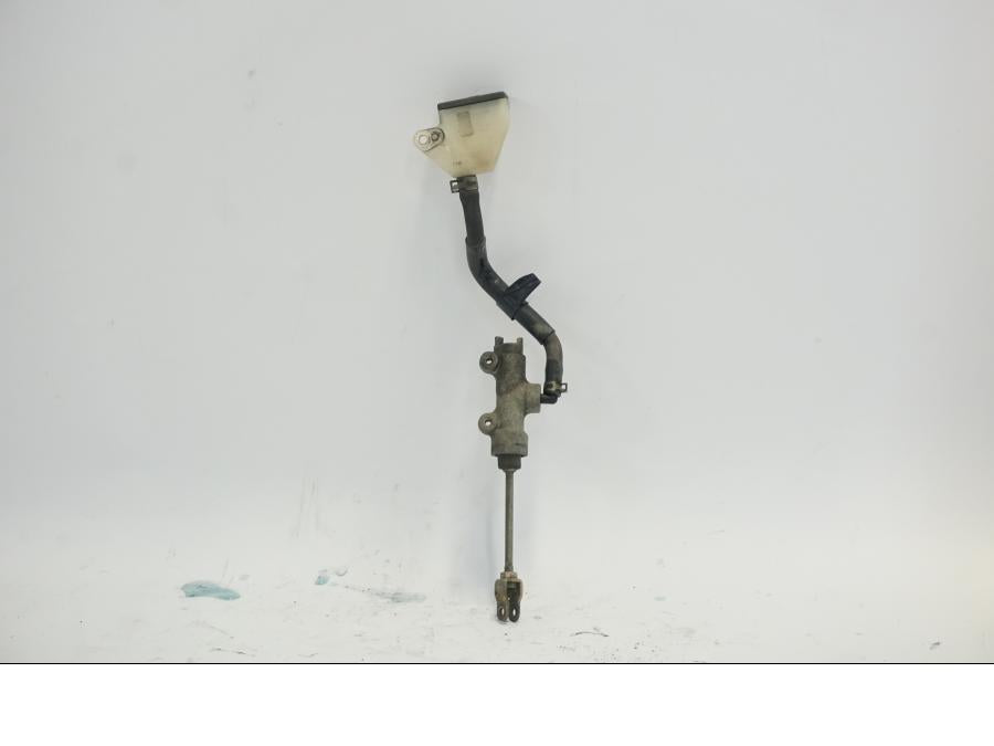 Baksidan på Bromshuvudcylinder från en Suzuki DL 1000 -2003 motorcykel.