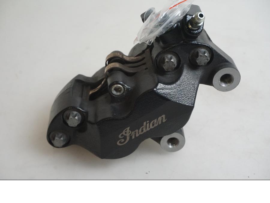 Framsidan på Bromsok från en Indian Chieftain Dark Horse -2019 motorcykel.