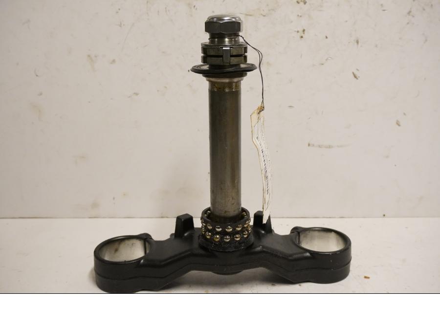 Framsidan på Gaffelkrona från en Yamaha FZ-8 -2011 motorcykel.