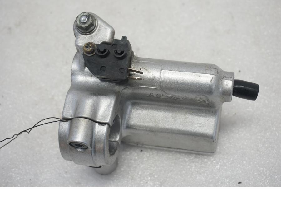 Vänster sida på Bromshuvudcylinder från en Suzuki VL 800 -2004 motorcykel.