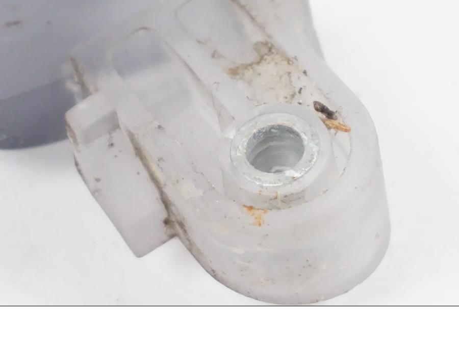 Vänster sida på Vindrutefäste från en BMW F 650 CS -2002 motorcykel.