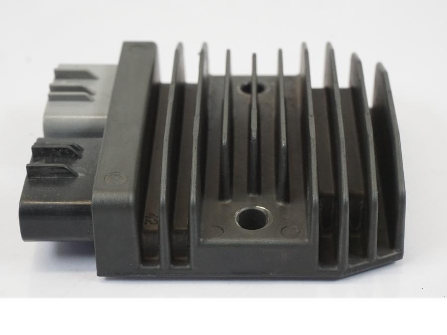 Vänster sida på Likriktare från en Triumph Trident -2021 motorcykel.