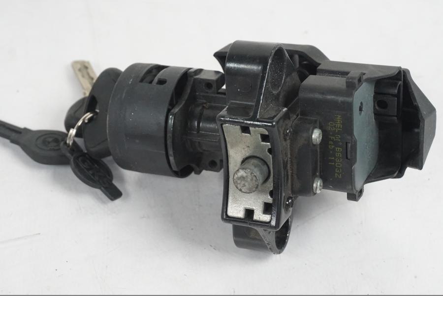 Baksidan på <p>Låssats från BMW R 1200 RT 2011.</p>

<p>2st nycklar och 1st plastnyckel, tändningslås, förvaringfackslås, sadellås och tanklock.</p> motorcykel.