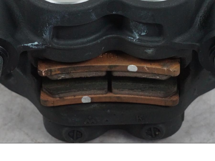 Vänster sida på Bromsok från en Yamaha MT-09 -2024 motorcykel.