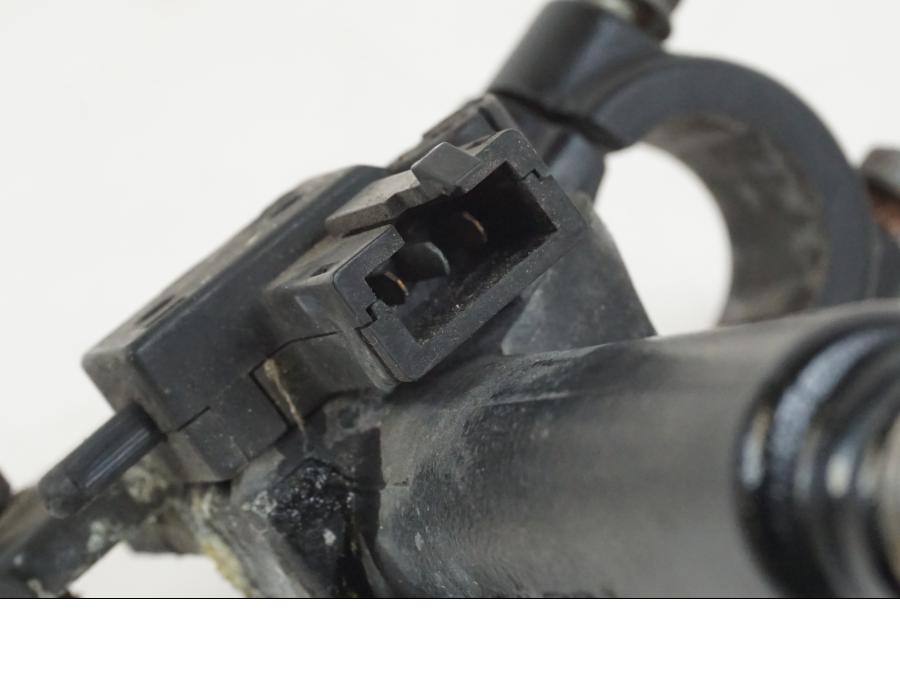 Snett nerifrån på Bromshuvudcylinder från en Yamaha FZR 1000 -1990 motorcykel.