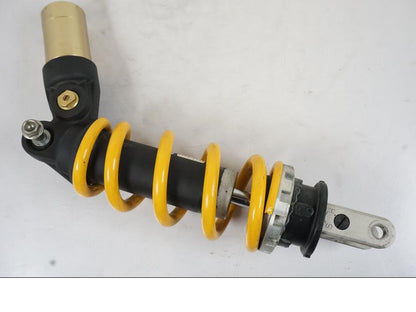 Snett nerifrån på Stötdämpare från en Honda CBR 1000 RR -2007 motorcykel.