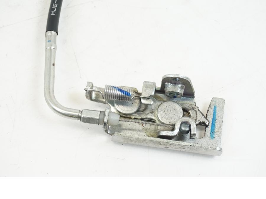 Snett uppifrån på Sadellåsmekanism från en Honda CB 650 F Hornet -2017 motorcykel.