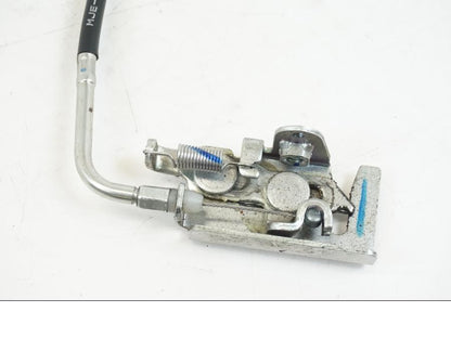 Snett uppifrån på Sadellåsmekanism från en Honda CB 650 F Hornet -2017 motorcykel.