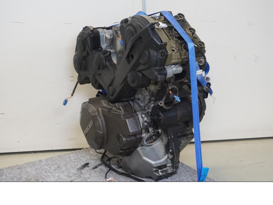 Vänster sida på Motor från en Ducati Multistrada 1200 -2016 motorcykel.