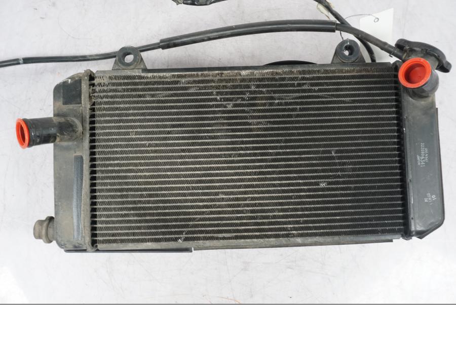 Baksidan på Vattenkyl från en Yamaha XT 1200 Z -2011 motorcykel.