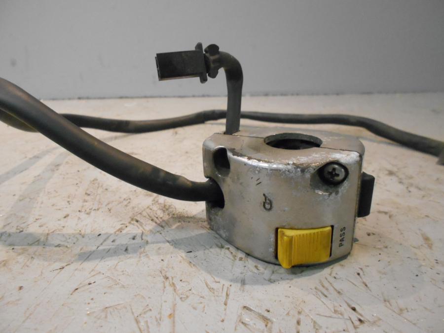 Baksidan på Styrelreglage från en Suzuki VZ 800 -2000 motorcykel.