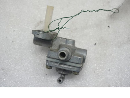 Höger sida på Bensinkran från en Suzuki VL 800 -2004 motorcykel.