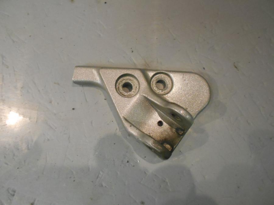 Framsidan på Fotpinnefäste från en Honda GL 1800 -2001 motorcykel.