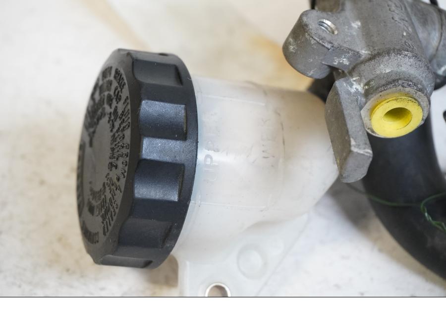 Baksidan på Bromshuvudcylinder från en Honda CBR 1100 XX -2000 motorcykel.