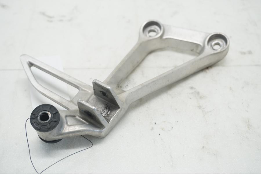 Framsidan på Fotpinnefäste från en Honda CBR 500 R -2013 motorcykel.