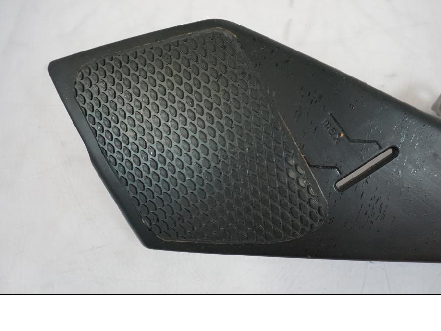 Höger sida på Kylarvinge från en KTM 790 Duke -2019 motorcykel.