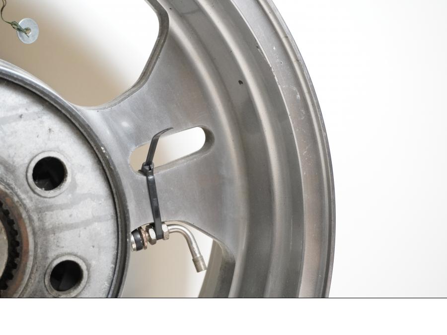 Vänster sida på Fälg från en Kawasaki VN 1600 Mean Streak -2004 motorcykel.