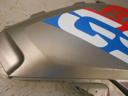 Baksidan på Bensintankskåpa från en BMW R 1200 GS -2016 motorcykel.