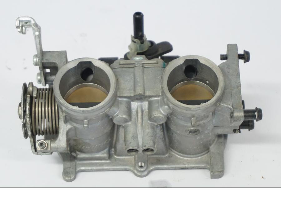 Snett nerifrån på Spjällhus från en Honda CB 500 X -2015 motorcykel.