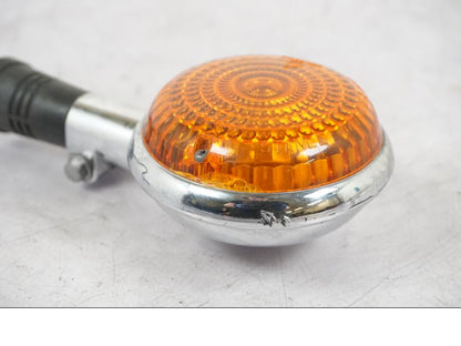 Snett nerifrån på Blinkers från en Yamaha XVS 1100 -2000 motorcykel.