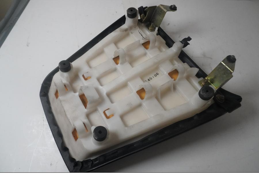 Höger sida på Sadel från en Yamaha YZF 1000 R -2001 motorcykel.