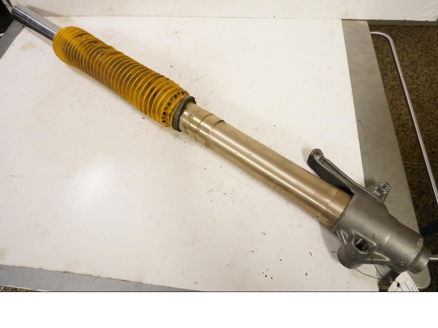 Framsidan på Gaffelben från en Suzuki DR 650 -1998 motorcykel.