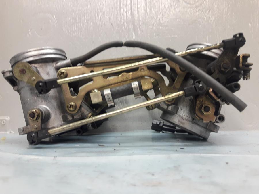 Vänster sida på Spjällhus från en Suzuki SV 1000 -2004 motorcykel.