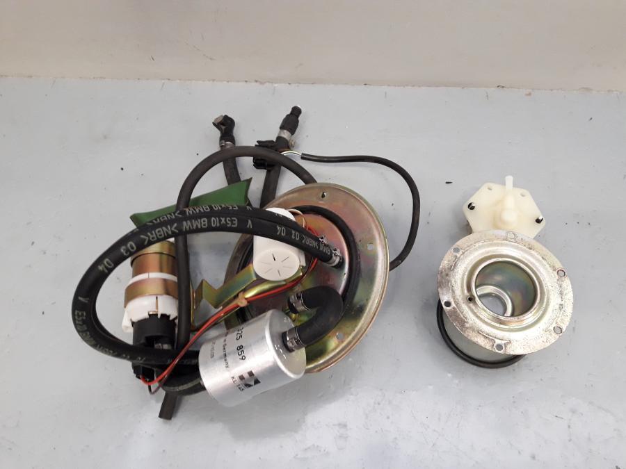 Baksidan på Bensinpump insprut från en BMW R 1150 R -2004 motorcykel.