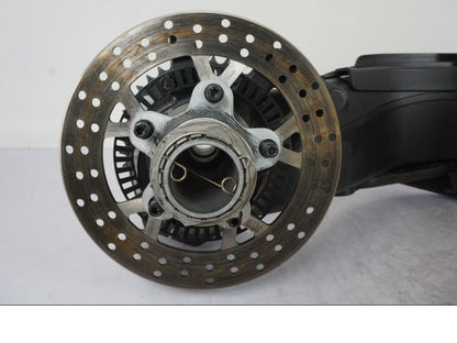 Extrabild1 på Sving från en KTM 1290 Super Duke R -2023 motorcykel.