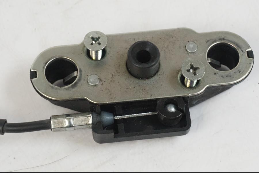 Baksidan på Sadellåsmekanism från en Suzuki VZR 1800 -2009 motorcykel.