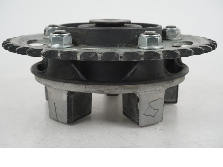 Snett uppifrån på Drevfäste från en Honda CB 650 F Hornet -2017 motorcykel.