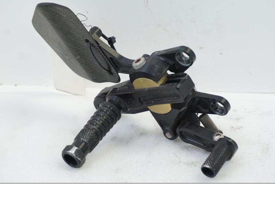 Baksidan på Fotreglage från en Aprilia RSV 1000 -2010 motorcykel.