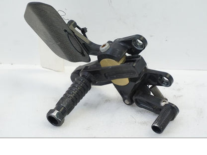 Baksidan på Fotreglage från en Aprilia RSV 1000 -2010 motorcykel.