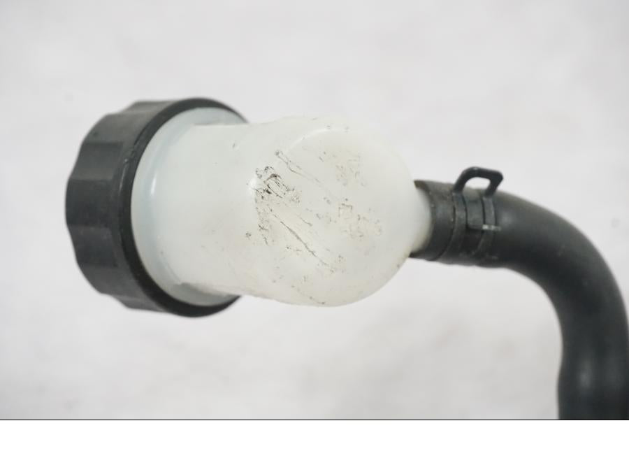 Snett uppifrån på Kopplingshuvudcylinder från en Kawasaki ZZ-R 1400 -2009 motorcykel.