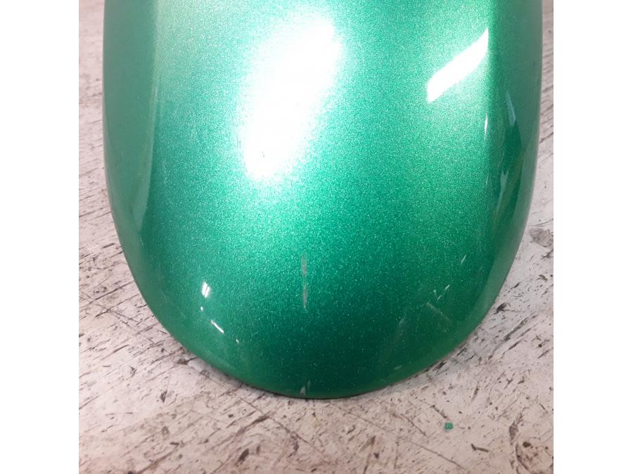 Vänster sida på Framskärm från en Suzuki VZ 1600 -2005 motorcykel.