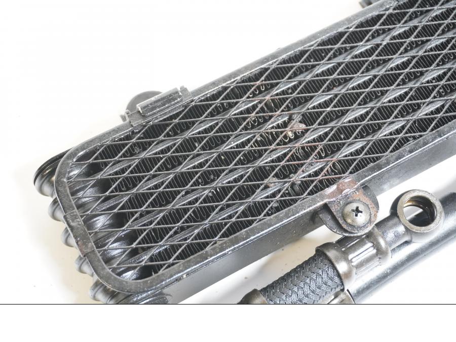 Snett uppifrån på Oljekyl från en Suzuki TL 1000 S -1997 motorcykel.