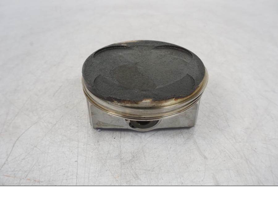 Baksidan på Kolv från en BMW R 1200 GS -2010 motorcykel.