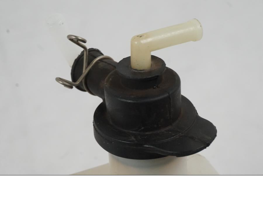 Snett nerifrån på Vattenexpansionskärl från en Yamaha YZF 1000 R1 -2007 motorcykel.