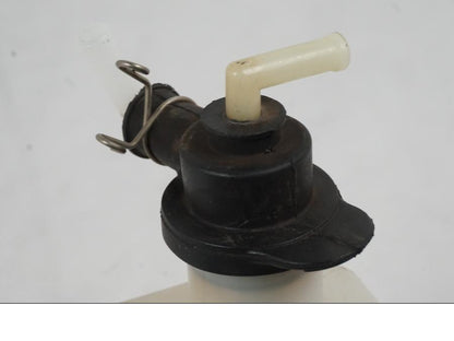 Snett nerifrån på Vattenexpansionskärl från en Yamaha YZF 1000 R1 -2007 motorcykel.